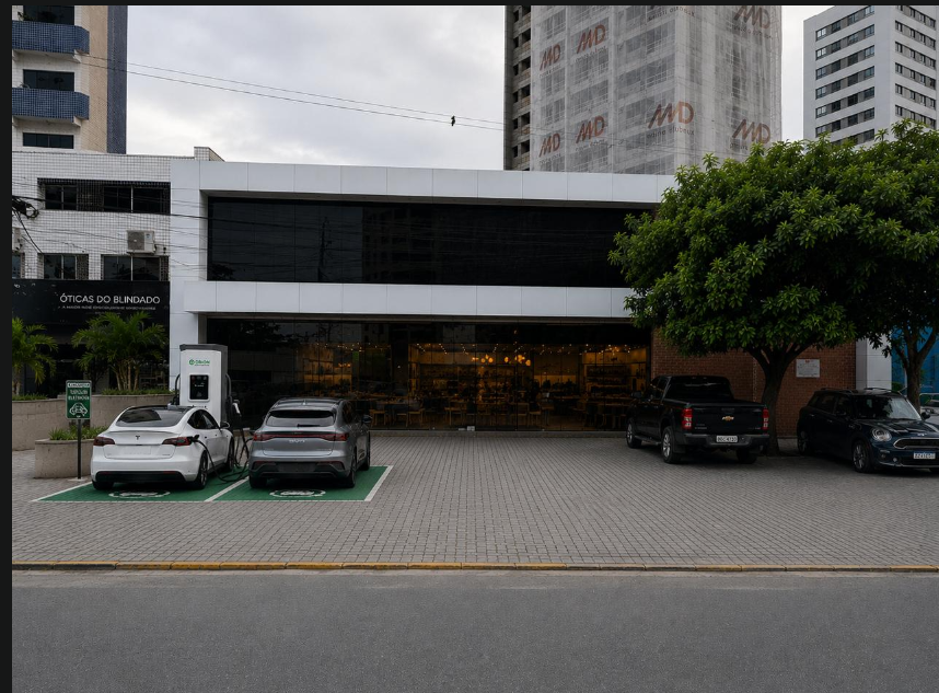 Fachada depois da instalação Orion Eletropostos